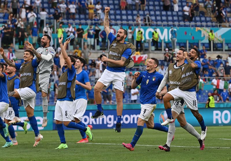 © Reuters. لاعبون من منتخب ايطاليا يحتفلون مع جماهيرهم عقب مباراة ويلز في بطولة أوروبا لكرة القدم بروما يوم الأحد. صورة لرويترز من ممثل لوكالات الأنباء.