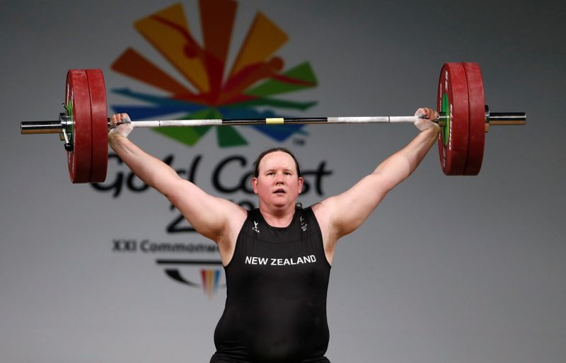 &copy; Reuters. Imagen de archivo de la atleta Laurel Hubbard de Nueva Zelanda compitiendo en la final femenina de halterofilia de más 90 kilos en los Juegos de la Mancomunidad de 2018 en el Carrara Sports Arena 1 de Gold Coast, Australia. 9 de abril, 2018. REUTERS/Paul