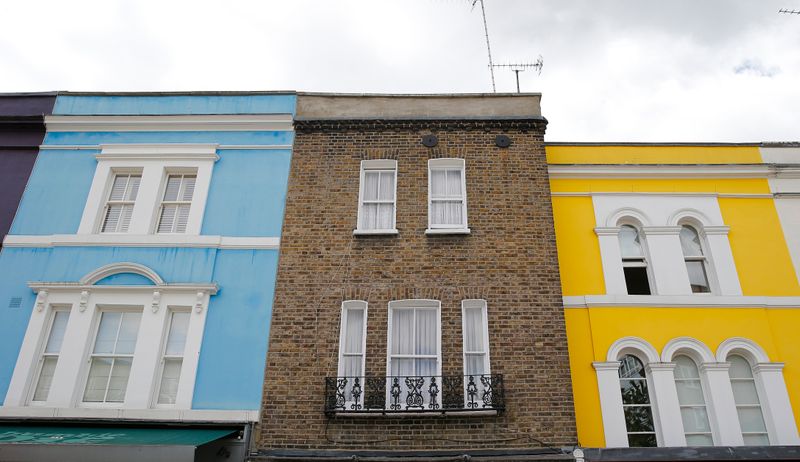 &copy; Reuters. FILE PHOTO: A row of houses are seen in London, Britain June 3, 2015. REUTERS/Suzanne Plunkett