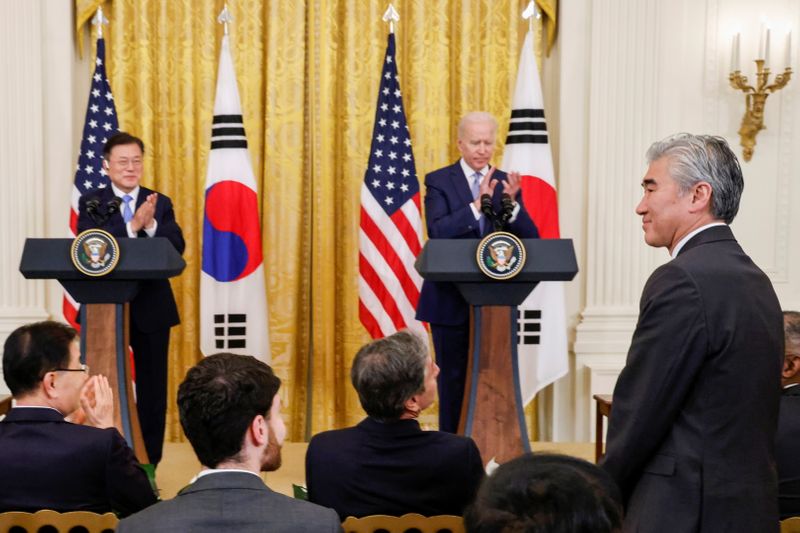 &copy; Reuters.   ６月２１日、米国のソン・キム北朝鮮担当特使（写真右）は、訪問中のソウルで日韓の高官と会談、北朝鮮への対応を協議する。ホワイトハウスで５月撮影（２０２１年　ロイター/Jonathan 