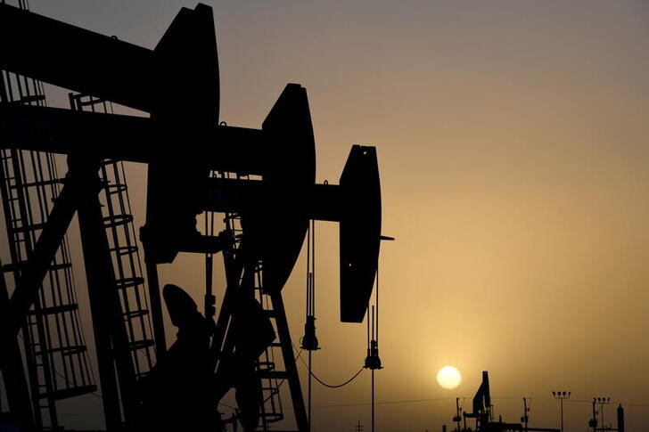 Oil rallies on weaker dollar and Iran supply uncertainty