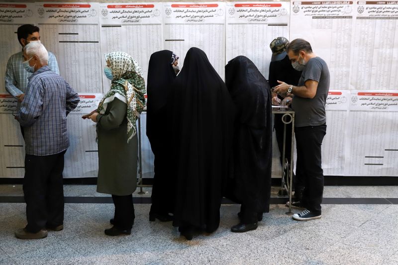 &copy; Reuters. Voters wait in line at a polling station during the presidential election in Tehran, Iran June 18, 2021. Majid Asgaripour/WANA (West Asia News Agency) via REUTERS ATTENTION EDITORS - THIS IMAGE HAS BEEN SUPPLIED BY A THIRD PARTY.