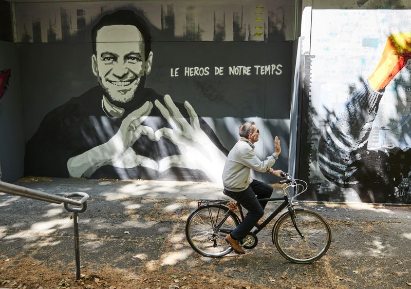 &copy; Reuters. FILE PHOTO: A graffiti of Alexei Navalny by Swiss artists Julien Baro & Lud is pictured ahead of the June 16 summit in the Swiss city between U.S. President Joe Biden and Russian President Vladimir Putin in Geneva, Switzerland, June 14, 2021. Text reads: 