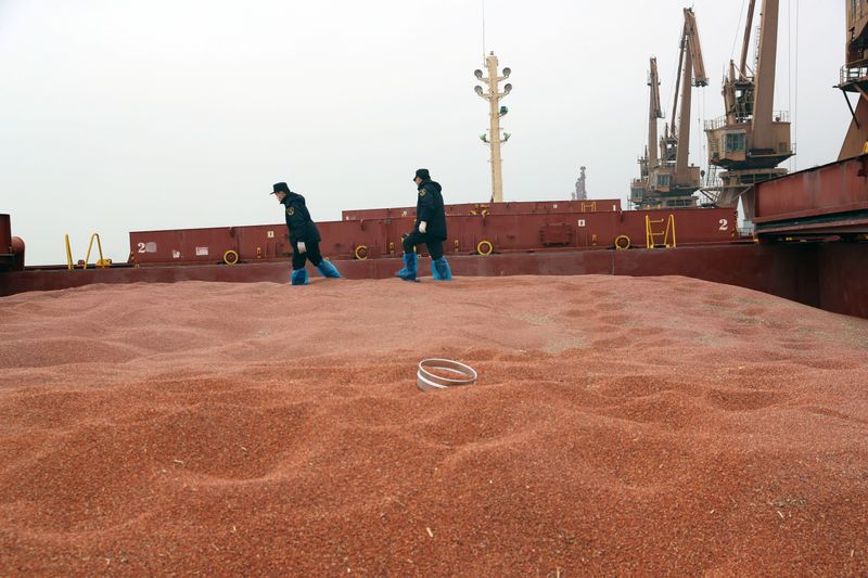 &copy; Reuters. Carregamento de sorgo chega a porto na China
11/02/2020
REUTERS