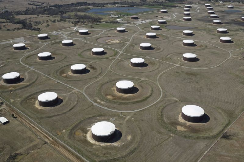 © Reuters. FILE PHOTO: Crude oil storage tanks are seen from above at the Cushing oil hub in Oklahoma, U.S., March 24, 2016.    REUTERS/Nick Oxford/File Photo