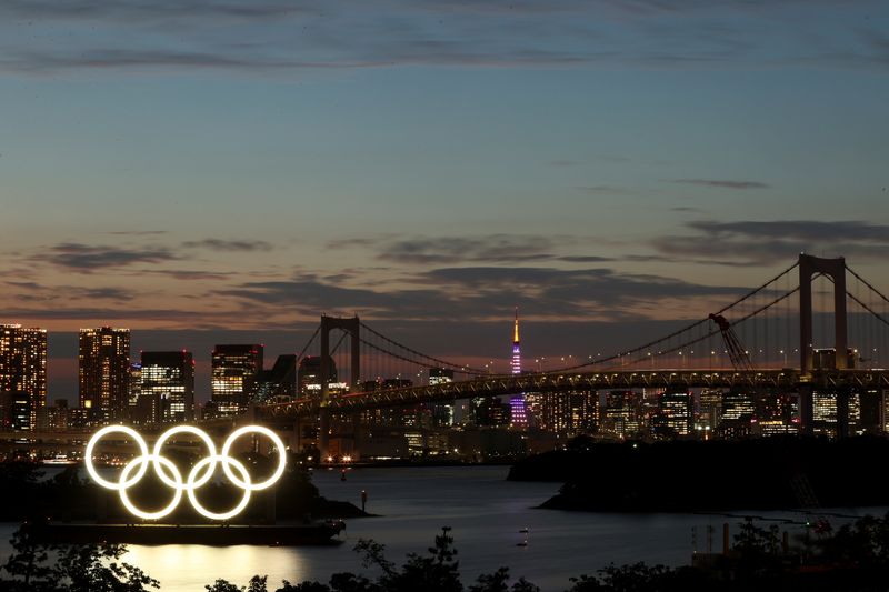 © Reuters. A general view of the Olympic Rings installed on a floating platform with the Rainbow Bridge in the background in preparation for the Tokyo 2020 Olympic Games in Tokyo, Japan June 21, 2021. Picture taken with long exposure.  REUTERS/Pawel Kopczynski