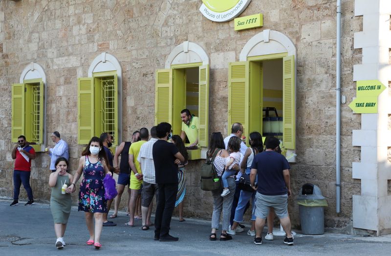 &copy; Reuters. زوار يشترون عصير الليمون في مدينة البترون الساحلية اللبنانية يوم 5 يونيو حزيران 2021. تصوير: محمد عزاكير - رويترز  