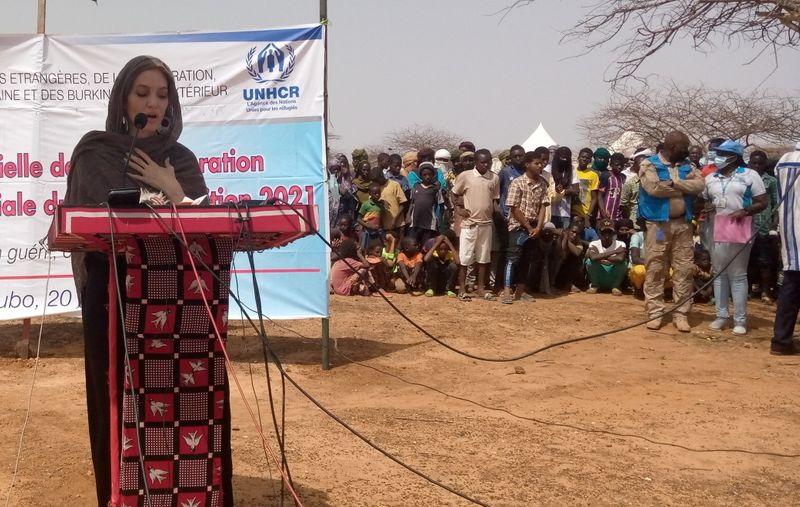 &copy; Reuters. Atriz Angelina Jolie discursa no campo de refugiados de Goudoubou, em Burkina Faso
20/06/2021 REUTERS/Ndiaga Thiam 