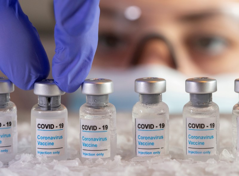 &copy; Reuters. Frascos rotulados como de vacina para Covid-19 em foto de ilustração
05/12/2020
REUTERS/Dado Ruvic
