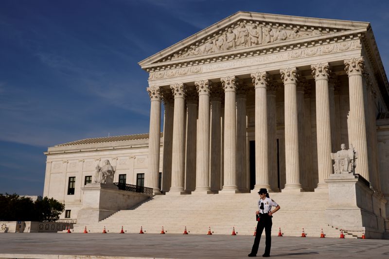 © Reuters. FILE PHOTO: A U.S. Supreme Court police officer patrols the plaza in front the court building in Washington, U.S. May 17, 2021.  REUTERS/Jonathan Ernst