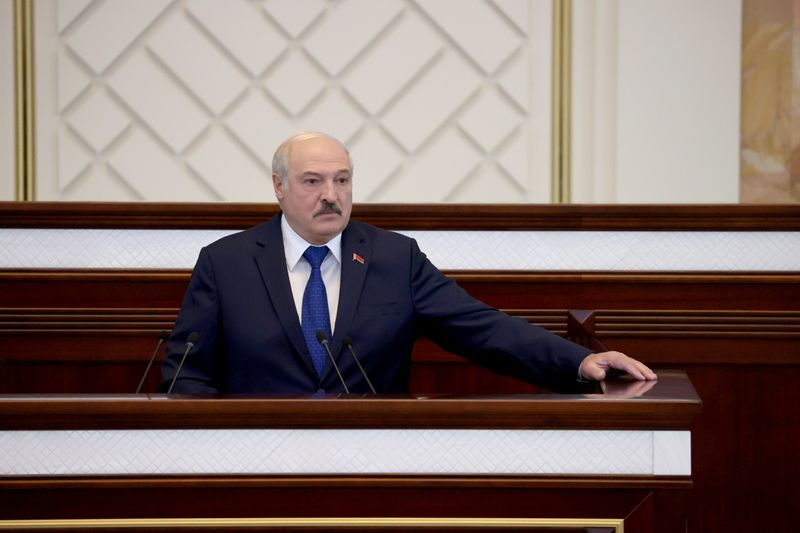 &copy; Reuters. FILE PHOTO:  Belarusian President Alexander Lukashenko delivers a speech during a meeting with parliamentarians, members of the Constitutional Commission and representatives of public administration bodies, in Minsk, Belarus May 26, 2021. Maxim Guchek/Bel
