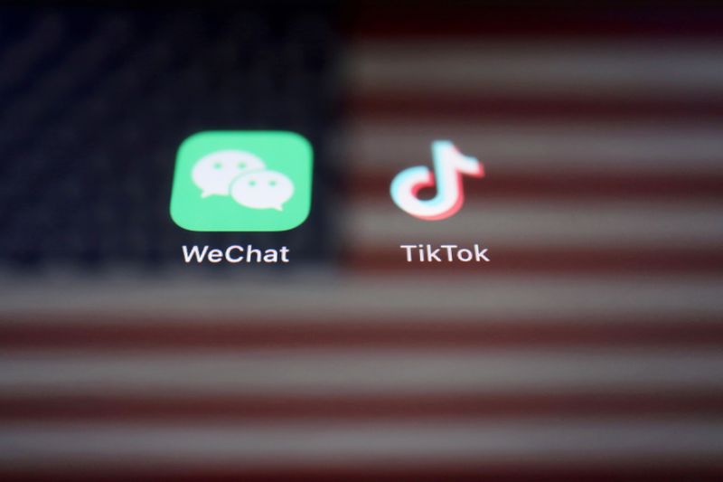 &copy; Reuters. Logotipos do WeChat e do TikTok com imagem da bandeira dos EUA ao fundo. REUTERS/Florence Lo