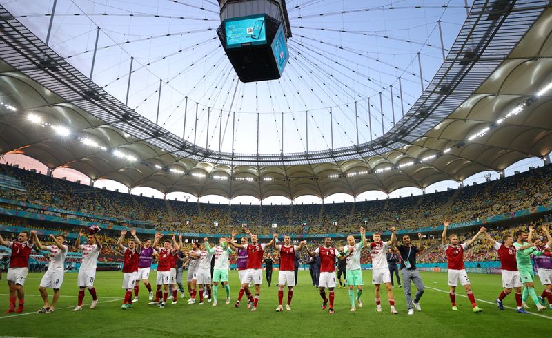 © Reuters. لاعبو النمسا يحتفلون مع جماهيرهم عقب الفوز على أوكرانيا في بطولة أوروبا لكرة القدم في بوخارست يوم الاثنين. صورة لرويترز من ممثل لوكالات الأنباء.