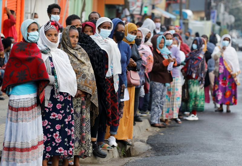 © Reuters. People queue at a polling station to vote during the Ethiopian parliamentary and regional elections, in Addis Ababa, Ethiopia, June 21, 2021. REUTERS/Baz Ratner