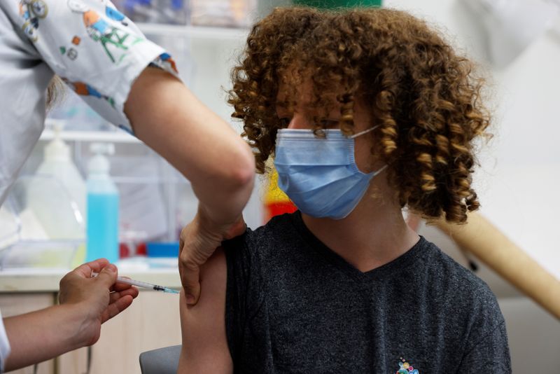 &copy; Reuters. Les autorités israéliennes ont recommandé lundi la vaccination de tous les adolescents âgé de 12 à 15 ans contre le COVID-19 pour lutter contre la résurgence de l'épidémie attribuée au variant Delta d'abord identifié en Inde. /Photo prise le 21