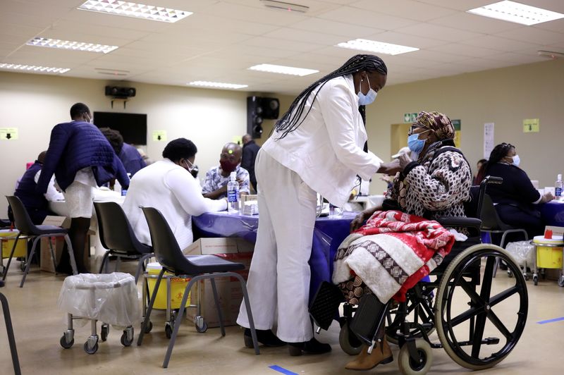 &copy; Reuters. Mulher recebe dose de vacina contra a Covid-19 em Johanesburgo
17/05/2021
REUTERS/Siphiwe Sibeko