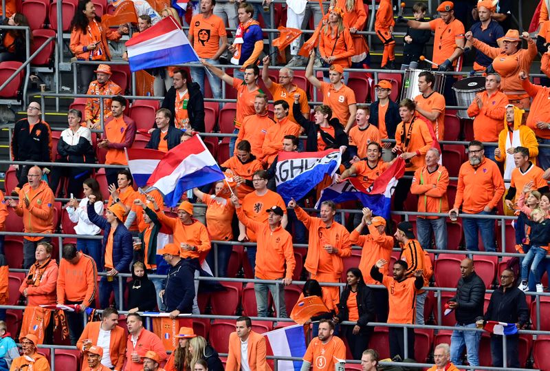 © Reuters. جماهير هولندا خلال مباراة مقدونيا الشمالية في بطولة أوروبا لكرة القدم في امستردام يوم الاثنين.صورة لرويترز من ممثل لوكالات الأنباء.