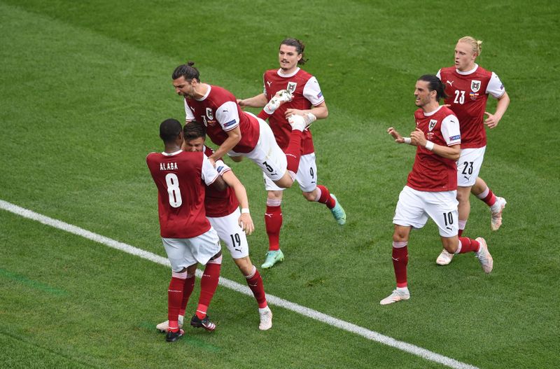 &copy; Reuters. Jogadores da Áustria comemoram gol contra Ucrânia
 21/6/2021    Pool via REUTERS/Mihai Barbu