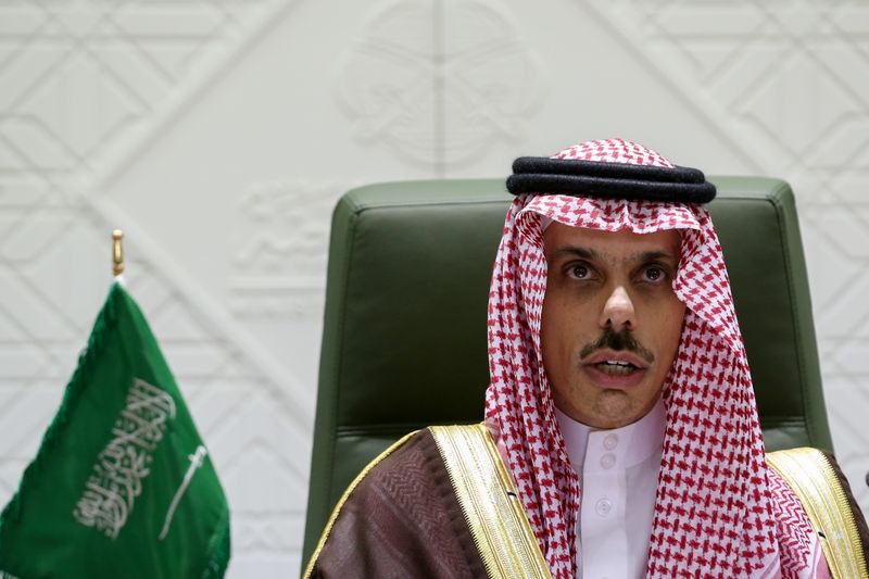 © Reuters. وزير الخارجية السعودي الأمير فيصل بن فرحان آل سعود خلال مؤتمر صحفي في الرياض يوم 22 مارس اذار 2021. تصوير: أحمد يسري-رويترز.