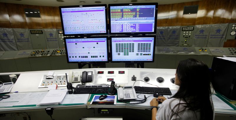 © Reuters. Sala de controle da usina hidrelétrica de Furnas, em São José da Barra (MG) 
14/01/2013
REUTERS/Paulo Whitaker 