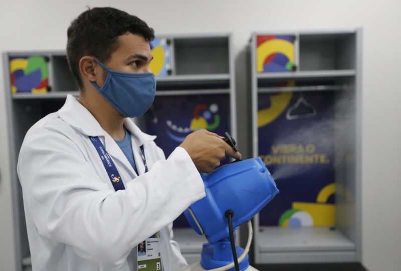 &copy; Reuters. Funcionário lança desinfetante em vestiário da Arena Pantanal, em Cuiabá
15/06/2021
REUTERS/Mariana Greif