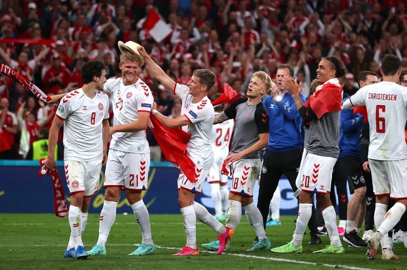 © Reuters. مجموعة من لاعبي منتخب الدنمرك يحتفلون عقب مباراة أمام منتخب روسيا في بطولة أوروبا لكرة القدم بكوبنهاجن يوم الاثنين. صورة حصلت عليها رويترز من ممثل عن وكالات الأنباء.