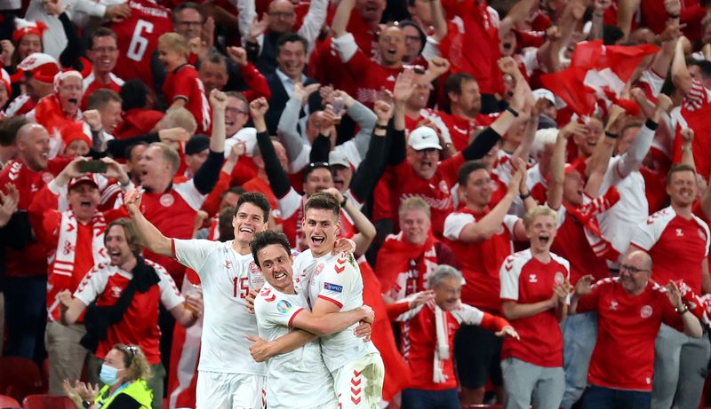 &copy; Reuters. Dinamarqueses comemoram gol contra Rússia
 21/6/2021   REUTERS/Wolfgang Rattay 