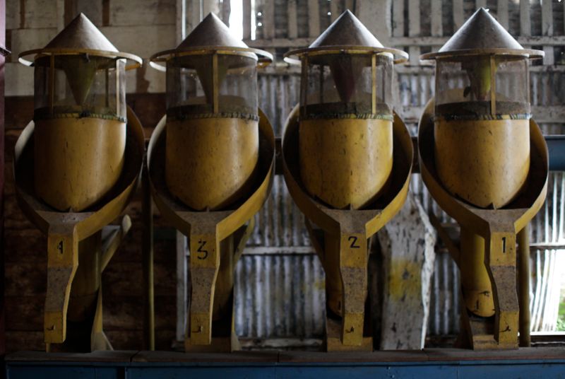 &copy; Reuters. Máquina antiga para classificar grãos de café abandonada em usina de café em  Jayaque, oeste de São Salvador, em El Salvador. 
26/09/2014 
REUTERS/Jose Cabezas 