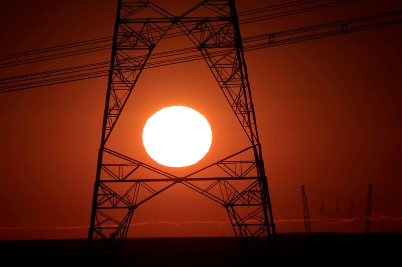 &copy; Reuters. FILE PHOTO: Power lines connecting pylons of high-tension electricity are seen during sunrise near Brasilia, Brazil August 29, 2018. Picture taken August 29, 2018. REUTERS/Ueslei Marcelino/File Photo