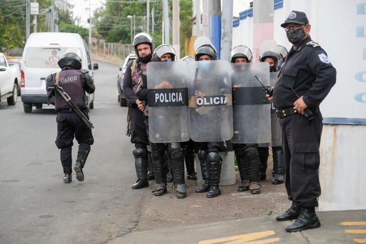 &copy; Reuters. Policiais em ação de prisão de opositor na Nicarágua
 8/6/2021   REUTERS/Carlos Herrera
