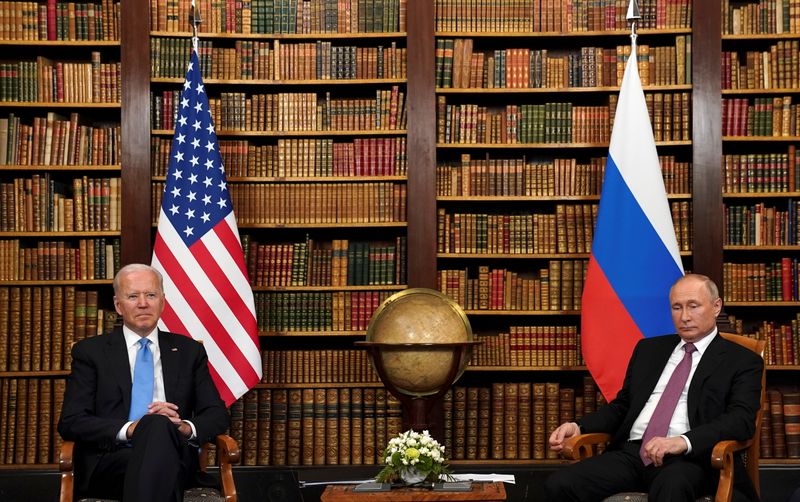 &copy; Reuters.   ６月２１日、ロシア大統領府は先週のプーチン大統領とバイデン米大統領の会談を受け、米国がロシアを「封じ込める」試みを停止するとは想定していないと表明した。ジュネーブで１６