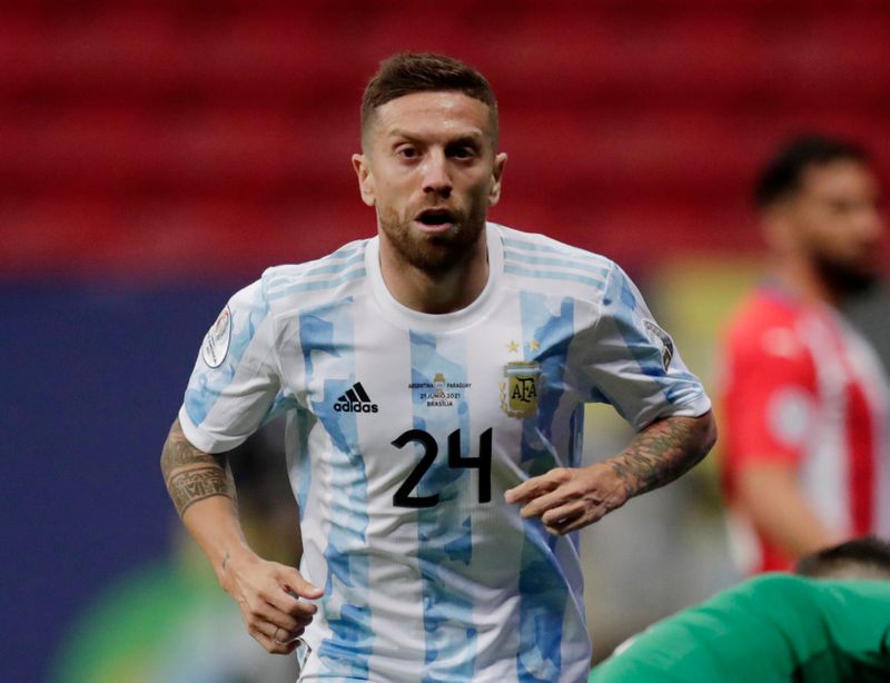 &copy; Reuters. الأرجنتيني أليخاندرو جوميز يحتفل بتسجيله هدف الفوز خلال مباراة لمنتخب بلاده أمام منتخب باراجواي في كأس كوبا أمريكا لكرة القدم يوم الاثنين. 
