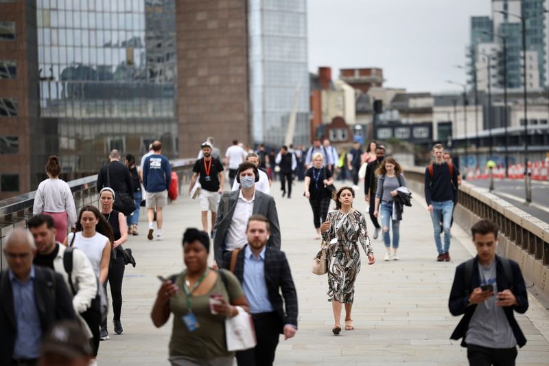 &copy; Reuters. FILE PHOTO: People walk across London Bridge during morning rush hour, in London, Britain, June 11, 2021. REUTERS/Henry Nicholls