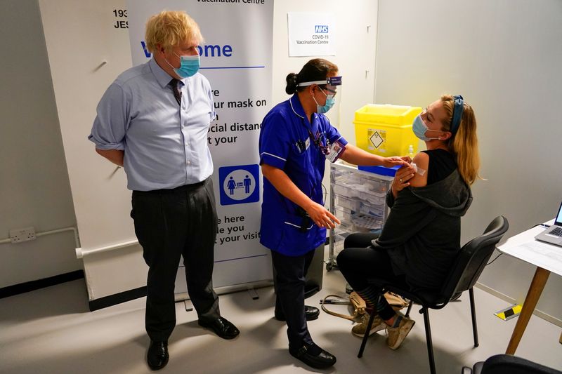 &copy; Reuters. La Grande-Bretagne travaille à l'assouplissement des restrictions sur les voyages pour les personnes entièrement vaccinées afin de leur permettre de passer des vacances en Europe cet été, mais le dispositif reste à finaliser.  /Photo prise le 21 jui