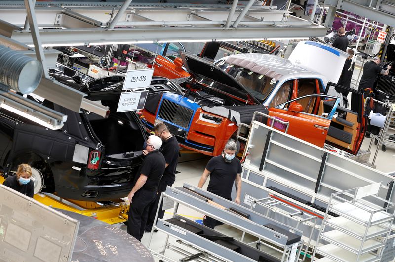 © Reuters. FILE PHOTO: Technicians work on vehicles on the production line of the Rolls-Royce Goodwood factory, near Chichester, Britain, September 1, 2020.  REUTERS/Peter Nicholls