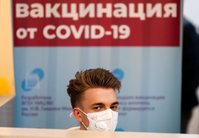 &copy; Reuters. Le Kremlin a prévenu mardi que les personnes ne disposant pas d'une immunité contre le COVID-19 - qu'elle soit acquise par la vaccination ou après une contamination par le coronavirus SARS-CoV-2 - ne pourraient pas forcément se rendre sur leur lieu de