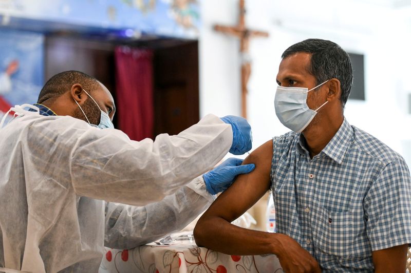 &copy; Reuters. Les autorités d'Abou Dabi, capitale des Emirats arabes unis, offrent désormais aux touristes une vaccination gratuite contre le COVID-19, privilège jusqu'ici réservé aux citoyens et résidents permanents de l'émirat. /Photo prise le 16 janvier 2021/