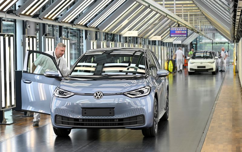 &copy; Reuters. Technicians work in the final inspection line of German carmaker Volkswagen's electric ID. 3 car in Dresden, Germany, June 8, 2021. REUTERS/Matthias Rietschel