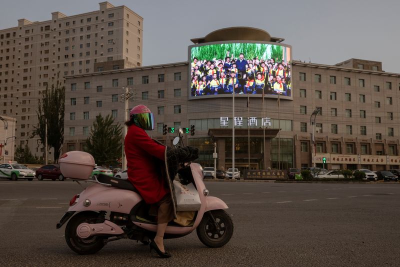 &copy; Reuters. 中国の新疆ウイグル自治区で１００万人以上が不当に拘束されているとの報告について、４０カ国以上が２２日に共同声明を発表し、国連人権高等弁務官ミシェル・バチェレ氏の早急な自治