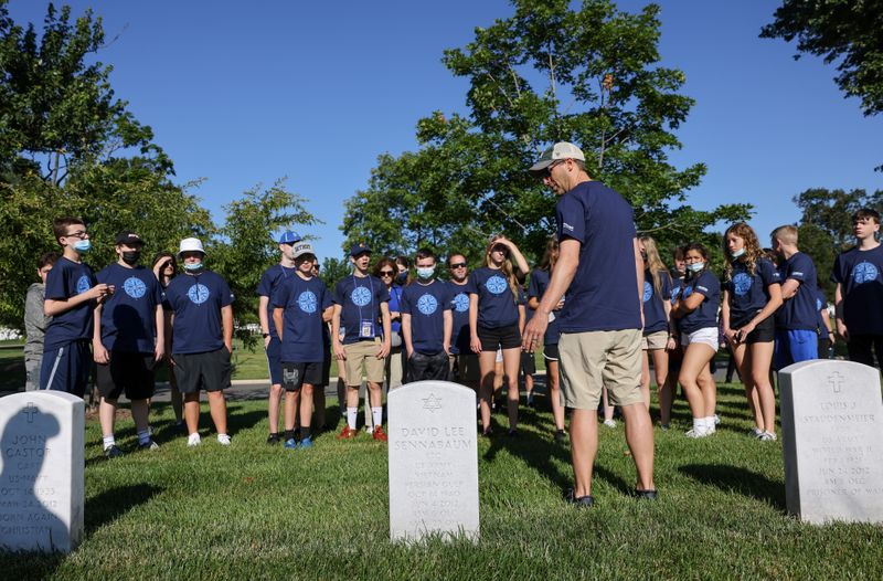 © Reuters. Students from Michigan?s Clarkston Junior High School tour Arlington National Cemetery in Arlington, Virginia, U.S., June 18, 2021.  REUTERS/Evelyn Hockstein