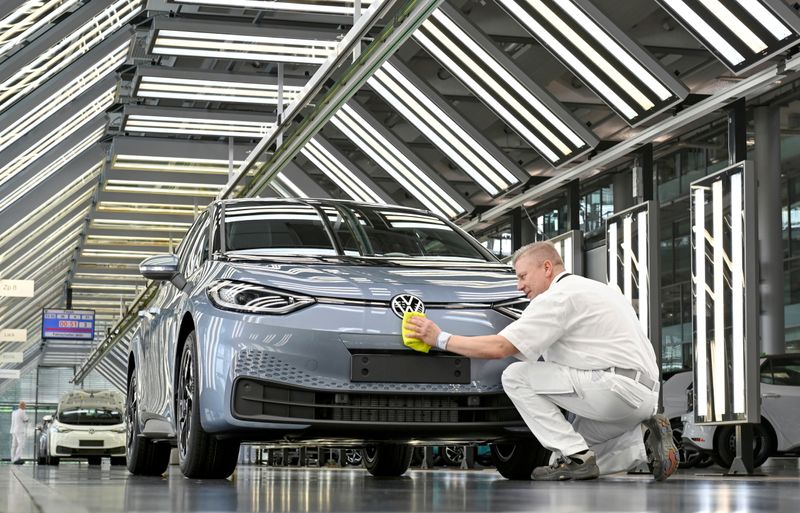 &copy; Reuters. FILE PHOTO: Technicians work in the final inspection line of German carmaker Volkswagen's electric ID. 3 car in Dresden, Germany, June 8, 2021. REUTERS/Matthias Rietschel