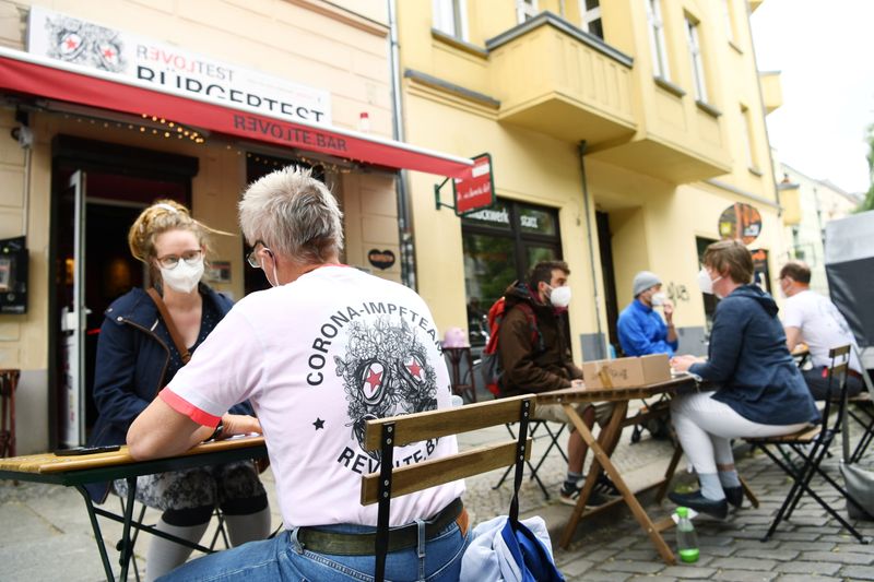 &copy; Reuters. Pessoas recebem orientações antes de se vacinar contra Covid em bar de Berlim
 13/6/2021  REUTERS/Annegret Hilse