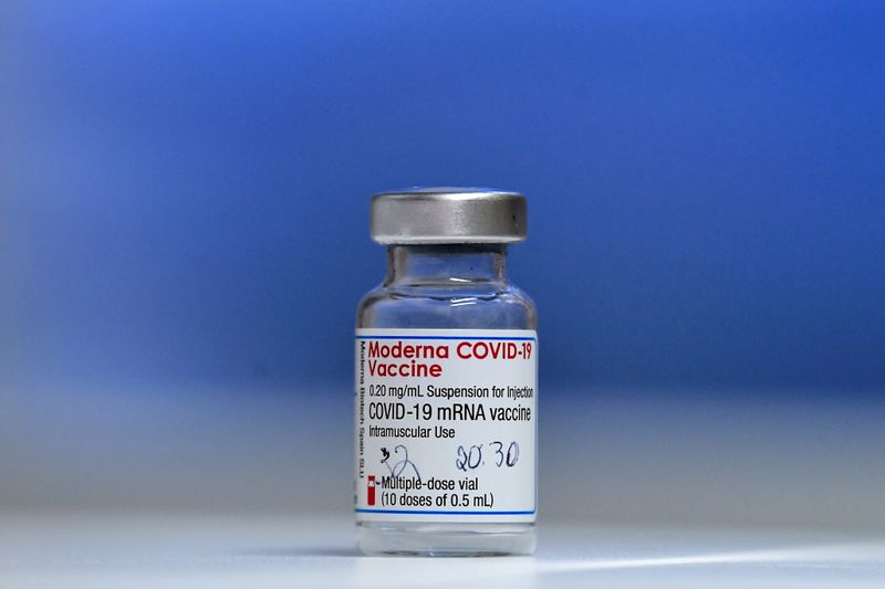 Covid-19, Ue sfrutta opzione per acquistare altre 150 milioni dosi vaccino Moderna