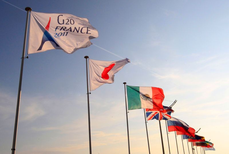 © Reuters. Bandeiras de países do G20 durante cúpula em Cannes, França 
01/11/2011
REUTERS/Yves Herman 