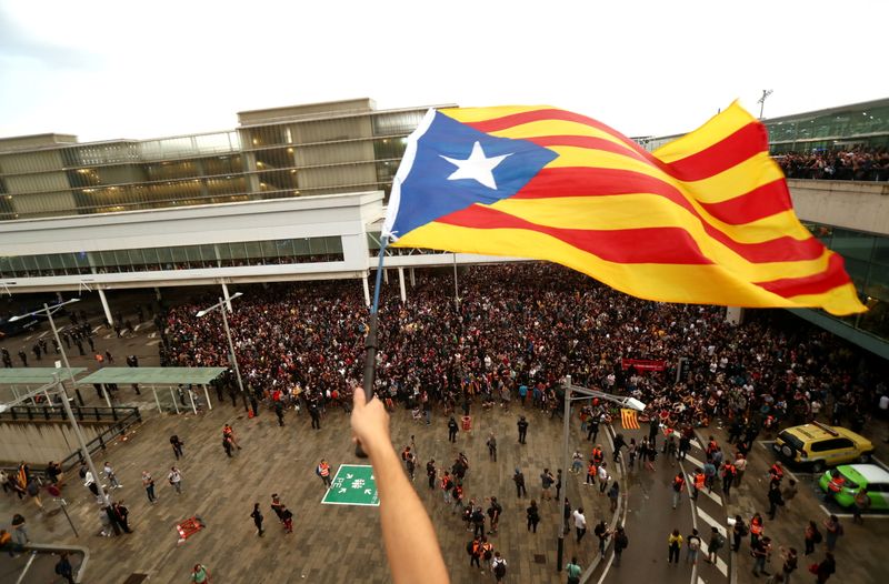 &copy; Reuters. FILE PHOTO: A protester waves an Estelada (Catalan separatist flag) during a demonstration outside the airport, after a verdict in a trial over a banned independence referendum,in Barcelona, Spain October 14, 2019. REUTERS/Jon Nazca/File Photo