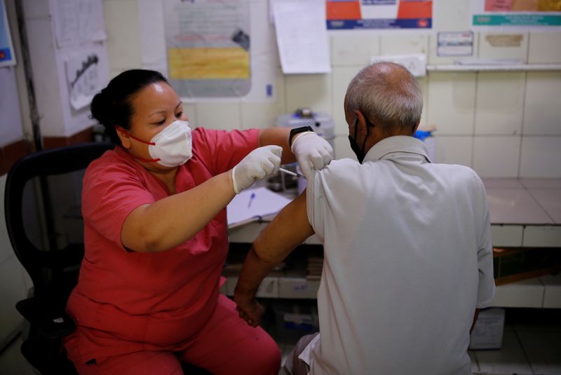 &copy; Reuters. Vacinação contra a Covid-19 em hospital de Nova Délhi, Índia
16/06/2021 REUTERS/Adnan Abidi