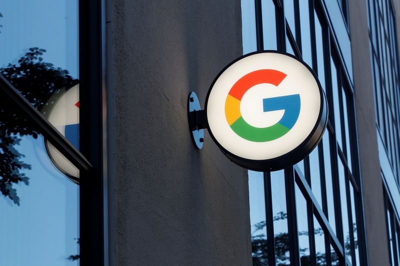 &copy; Reuters. FOTO DE ARCHIVO: El logotipo de Google a la entrada de una tienda de la empresa en la Ciudad de Nueva York, Estados Unidos, el 17 de junio de 2021. REUTERS/Shannon Stapleton