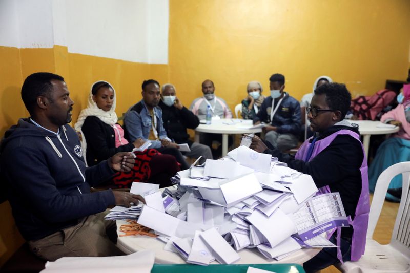 &copy; Reuters. مسؤلون انتخابيون يحصون أصوات الناخبين في الانتخابات العامة والمحلية في إثيوبيا بأديس أبابا يوم الاثنين. تصوير: باز راتنر - رويترز