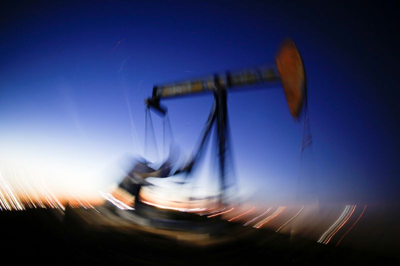 &copy; Reuters. Imagen de archivo a gran exposición que muestra el movimiento de una bomba petrolera en una explotación del Condado de Loving, Texas, EEUU. 23 noviembre 2019. REUTERS/Angus Mordant