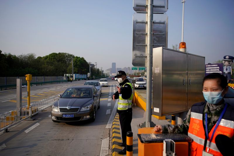 &copy; Reuters. Um agente direciona o tráfego em Wuhan, China
08/04/2020 REUTERS/Aly Song